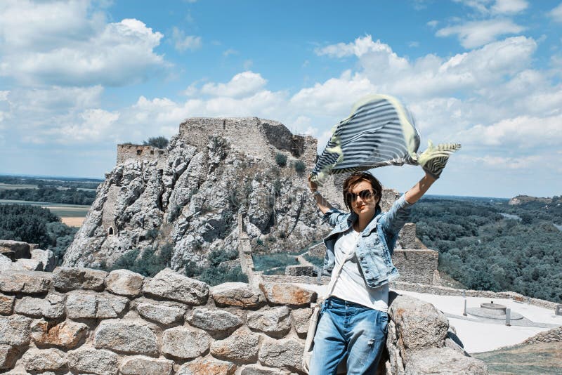 Женщина с порхая шарфом на замке Devin стоковая фотография rf
